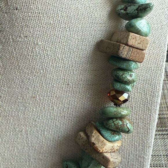 Turquoise Howlite, Agate & Faceted AB Crystals on Silver Tone Necklace. - Picture 3 of 8